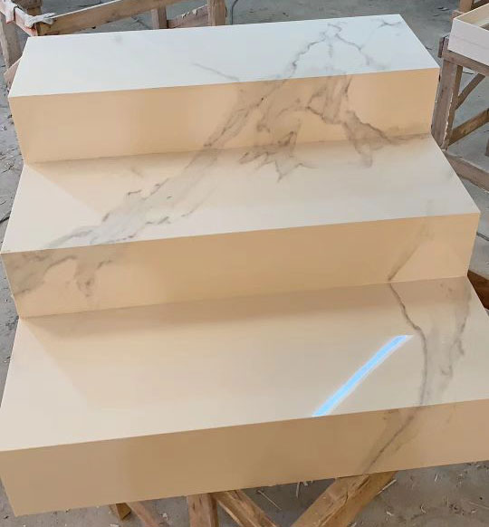 岩板制作的楼梯台阶